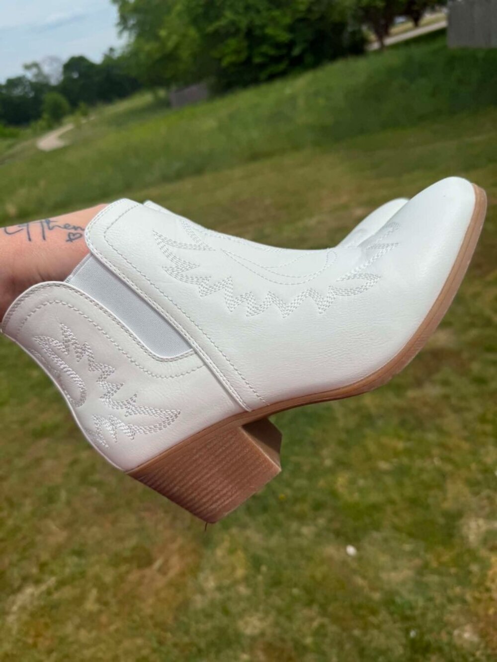 White Cowgirl Ankle Boots 10 Western Coquette Minimal Chic Zip 3407